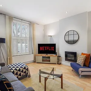 Pristine Stylish Townhouse On The Stray! - Sleeps 9 , Harrogate United Kingdom